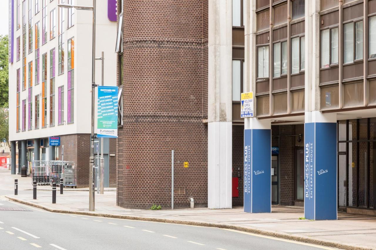 Modern Centre Nr Gunwharf Quays Portsmouth