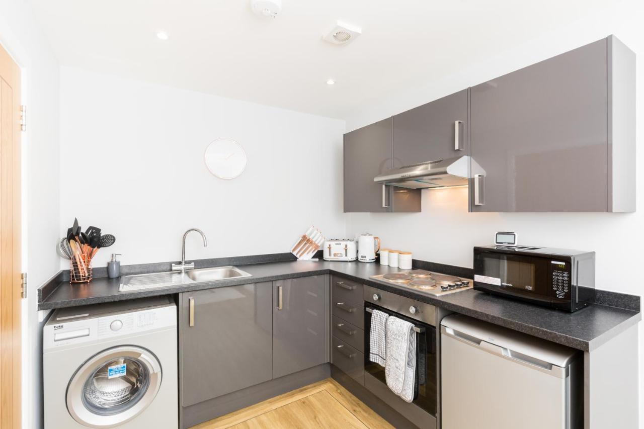 Modern Centre Nr Gunwharf Quays